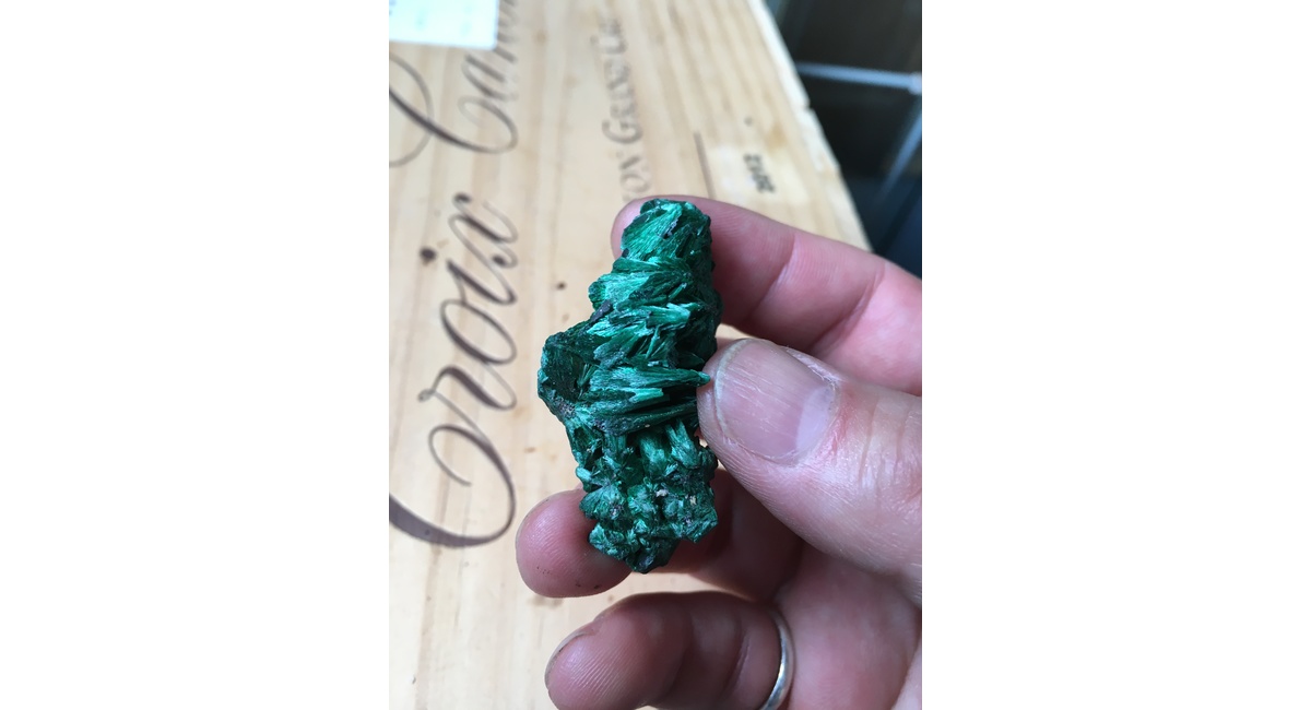 ☆特選一品☆心身の癒しに優れた石♡【天然マラカイト『孔雀石』さざれ